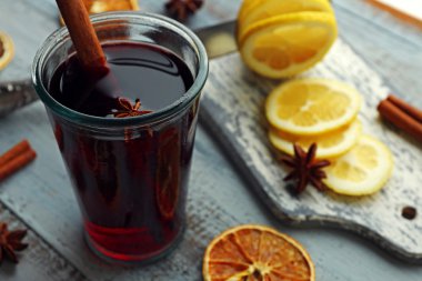 Lezzetli mulled şarap ve baharat, mavi ahşap arka plan üzerinde yakın çekim
