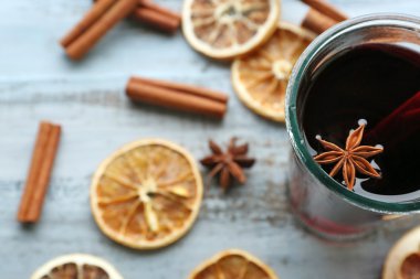Lezzetli mulled şarap ve baharat, mavi ahşap arka plan üzerinde yakın çekim