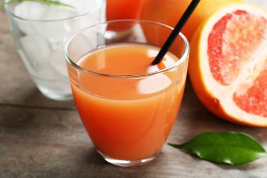 Buz ve ahşap zemin üzerine taze meyve narenciye suyu