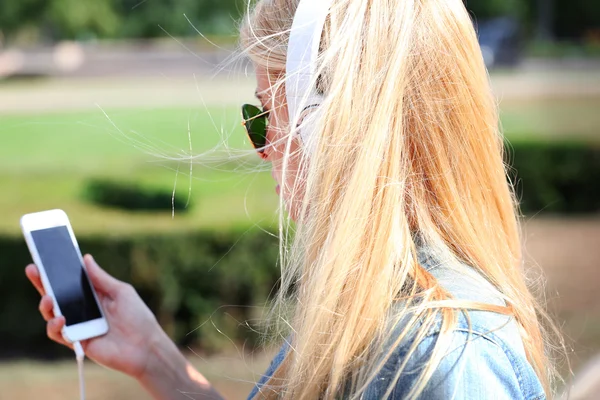 Mulher ouvindo música — Fotografia de Stock