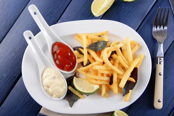 Papas fritas con salsa y lima en bandeja blanca —  Fotos de Stock