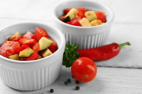 Ratatouille, plato de verduras estofadas con tomates, calabacín, berenjena antes de cocinar, sobre fondo de madera —  Fotos de Stock