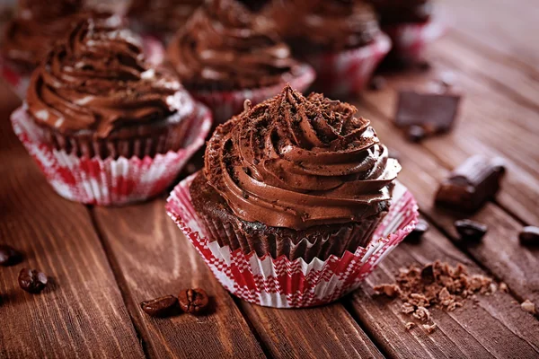 Chocolate cupcakes on wooden background closeup — Stock Photo, Image