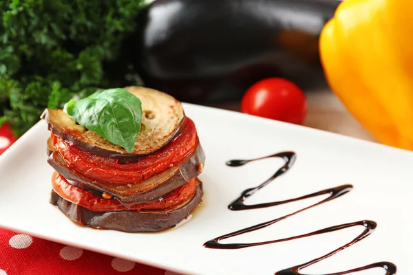 Ratatouille sobre plato, sobre fondo de mesa — Foto de Stock