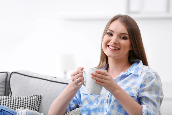 Giovane donna che beve tè a casa — Foto Stock