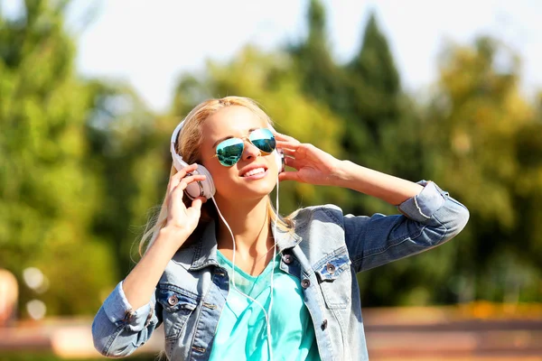 Frau hört Musik — Stockfoto