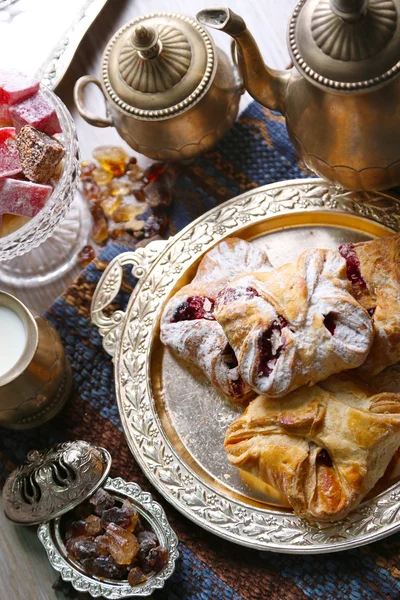 Antika te-set med Turkish delight och bakning på tabell närbild — Stockfoto