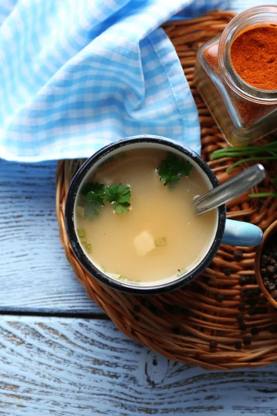 Caneca de sopa em esteira de vime em uma mesa — Fotografia de Stock