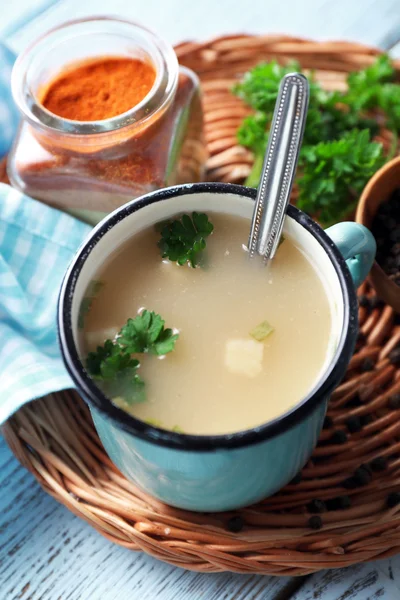 テーブルに籐マットの上のスープのマグカップ — ストック写真