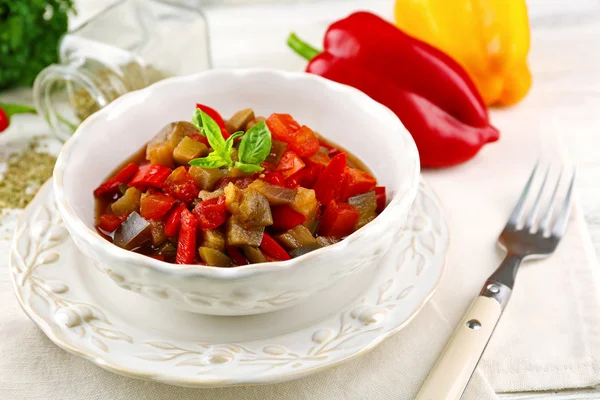 Ratatouille em tigela, sobre fundo de mesa de madeira — Fotografia de Stock