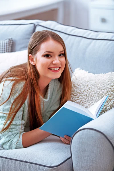 Jeune femme lecture livre — Photo