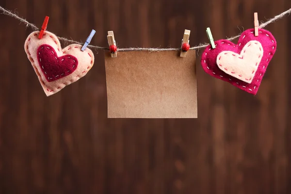 Corazones rojos y nota en blanco — Foto de Stock