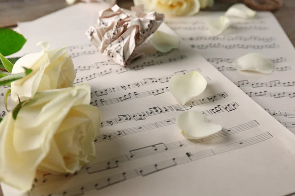 Belles roses sur les feuilles de musique — Photo