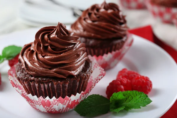 Chocolate cupcakes em placa close-up — Fotografia de Stock