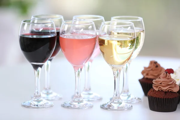 Tasting of wine and chocolate cupcakes, close up — Stock Photo, Image