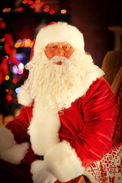 Санта-Клаус сидит в удобном кресле — стоковое фото