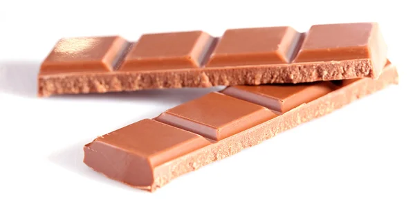 Melk chocolade stukken geïsoleerd op witte achtergrond — Stockfoto