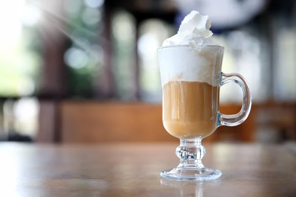 Холодный кофе на столе в кафе — стоковое фото