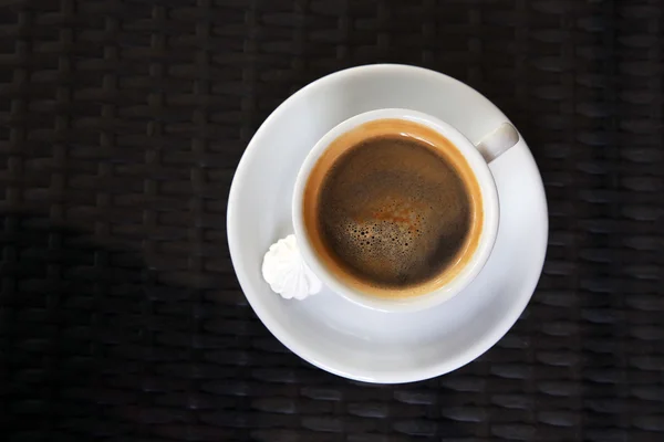 Kopje heerlijke koffie met zephyr in café — Stockfoto