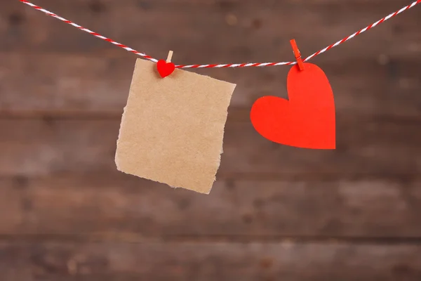 Corazones de papel y hoja vacía — Foto de Stock