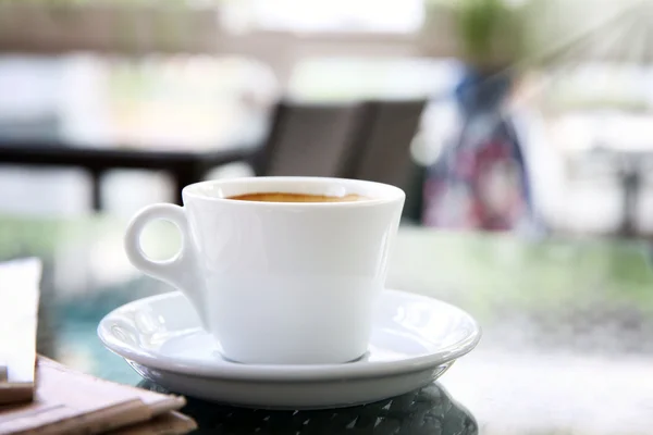 Tasse de café savoureux dans le café — Photo