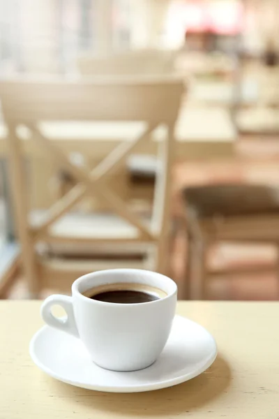 Tasse leckeren Kaffee auf Café Hintergrund — Stockfoto