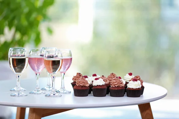 Verkostung von Wein und Schokolade Cupcakes, aus nächster Nähe — Stockfoto