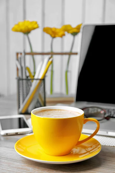 Dekorierter Arbeitsplatz mit Laptop im modernen Zimmer, Nahaufnahme — Stockfoto