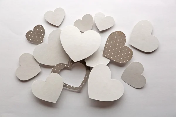 Beyaz Kağıt arka plan beyaz ve gri Kalpler — Stok fotoğraf