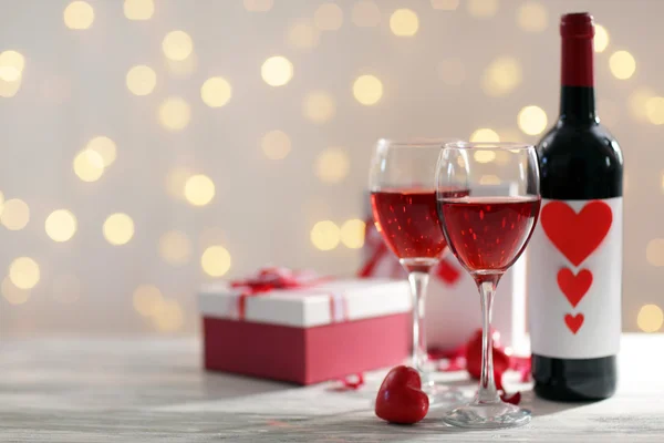 와인, 병, 상자, 흰색 배경 흐리게에 선물와 안경의 설정 — 스톡 사진
