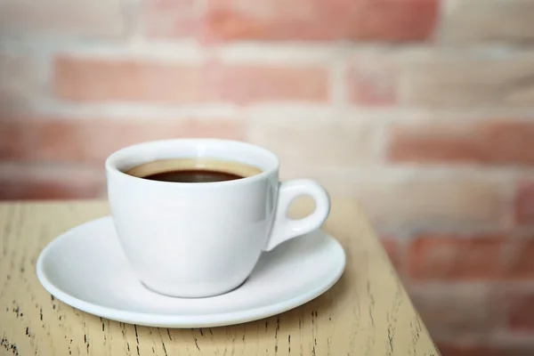 Kopje heerlijke koffie op café achtergrond — Stockfoto
