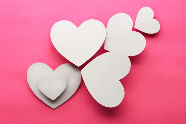 Papel branco corações sobre fundo rosa — Fotografia de Stock