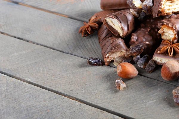 Choklad godis med pulver på trä bakgrund — Stockfoto