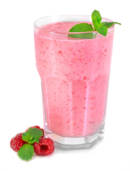 Een glas verse koude raspberry smoothie met munt, geïsoleerd op wit — Stockfoto