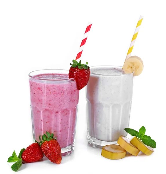 Glazen verse koude smoothie en fruit, geïsoleerd op wit — Stockfoto