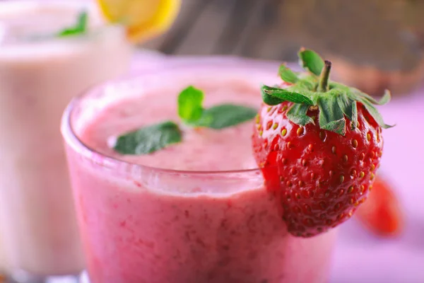 Gläser mit frischem, kaltem Smoothie mit Obst und Beeren, auf dem Tisch, Nahaufnahme — Stockfoto