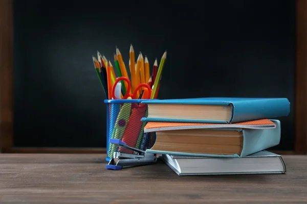 Несколько карандашей и книг на столе — стоковое фото