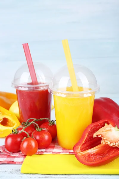 Mistura de suco fresco frutas e legumes, bebidas saudáveis em fundo de mesa de madeira — Fotografia de Stock
