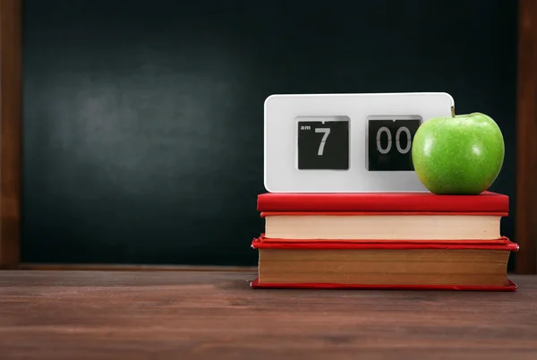 Apple and books on desk — Stock Photo, Image