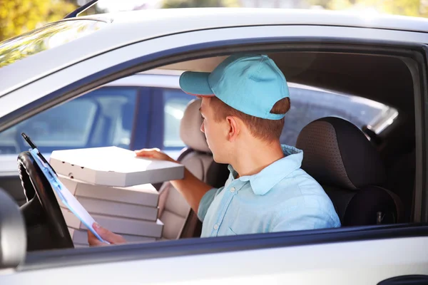 Chłopiec dostawy pizzy w samochodzie — Zdjęcie stockowe