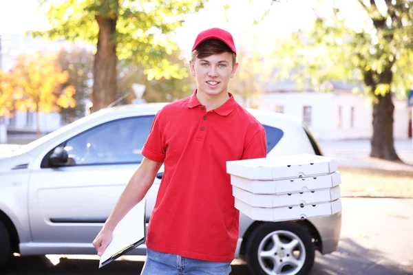 Springpojke med pizzakartonger — Stockfoto
