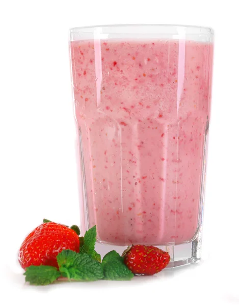 Ein Glas frischer, kalter Erdbeer-Smoothie, isoliert auf weiß — Stockfoto