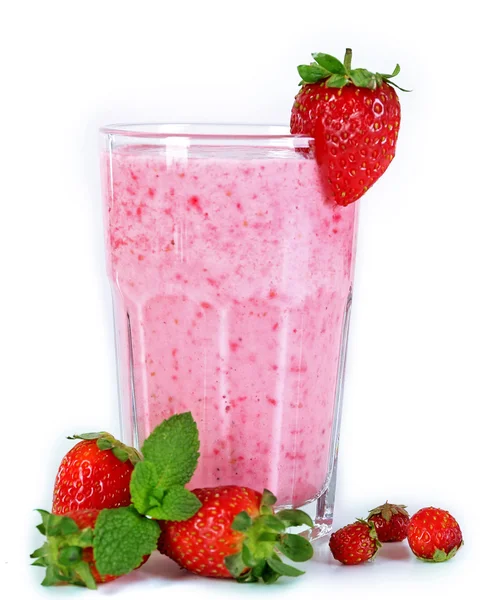 Een glas verse koude strawberry smoothie, geïsoleerd op wit — Stockfoto
