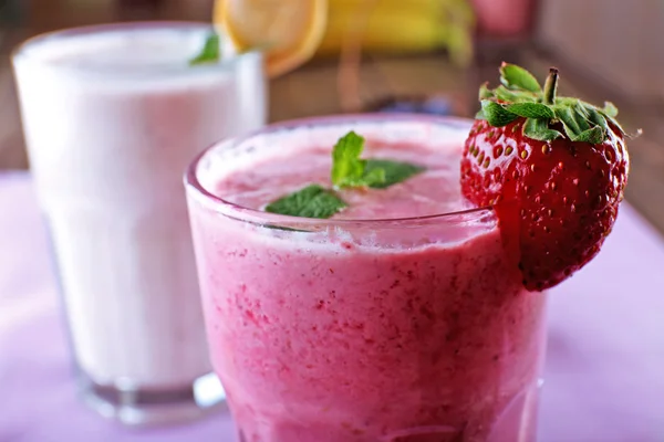 Gläser mit frischem, kaltem Smoothie mit Obst und Beeren, auf dem Tisch, Nahaufnahme — Stockfoto