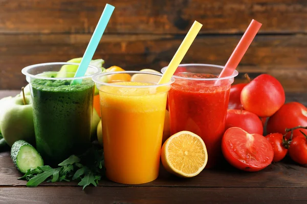 Fruta de mistura de suco fresco, bebidas saudáveis em fundo de madeira — Fotografia de Stock