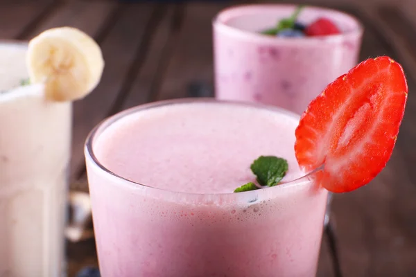 Milkshakes em fundo de madeira, close-up — Fotografia de Stock