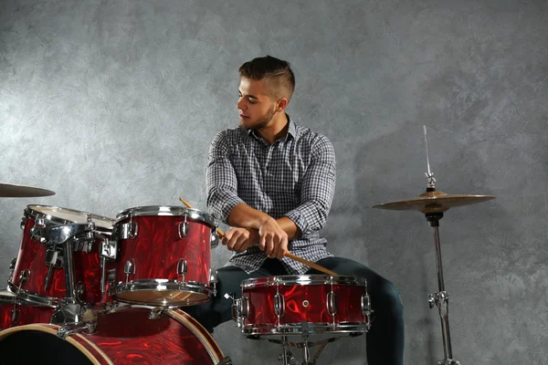 Músico tocando bateria — Fotografia de Stock