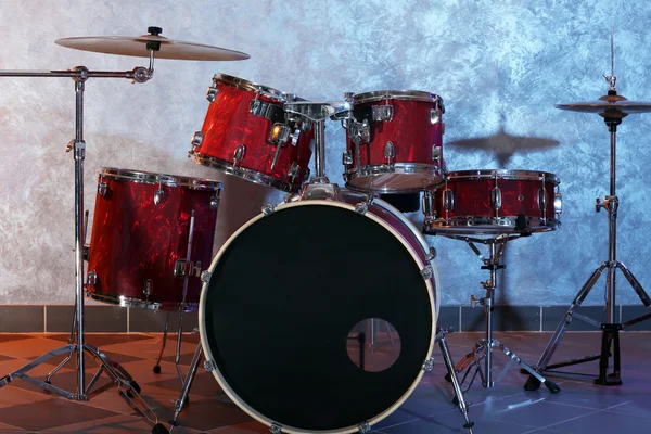 Drum set op bakstenen muur achtergrond — Stockfoto