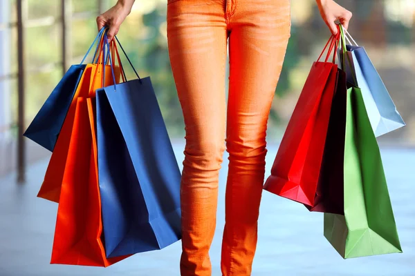 Vrouw met winkelen pakketten — Stockfoto