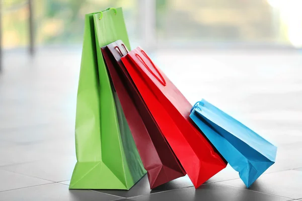 Kolorowe papierowe torby na zakupy — Zdjęcie stockowe